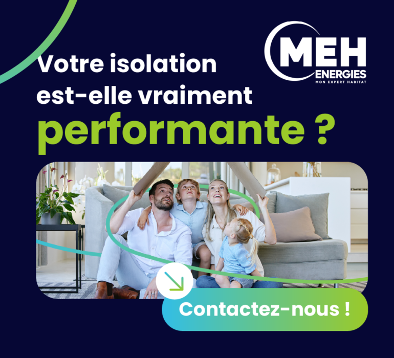 Famille dans un salon vérifiant la performance de l’isolation de leur logement avec l’accompagnement de MEH ÉNERGIES
