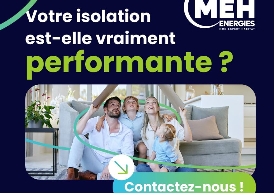 Famille dans un salon vérifiant la performance de l’isolation de leur logement avec l’accompagnement de MEH ÉNERGIES