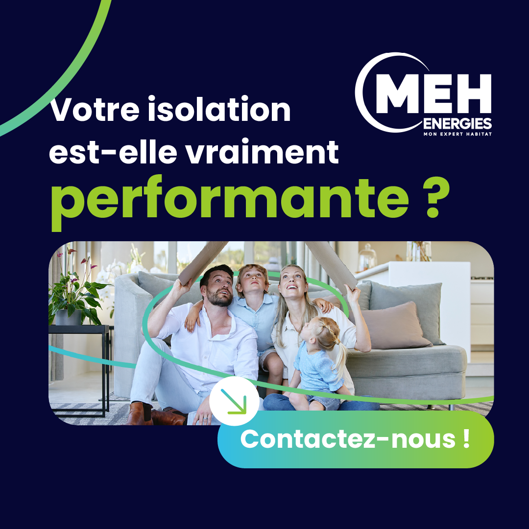 Famille dans un salon vérifiant la performance de l’isolation de leur logement avec l’accompagnement de MEH ÉNERGIES