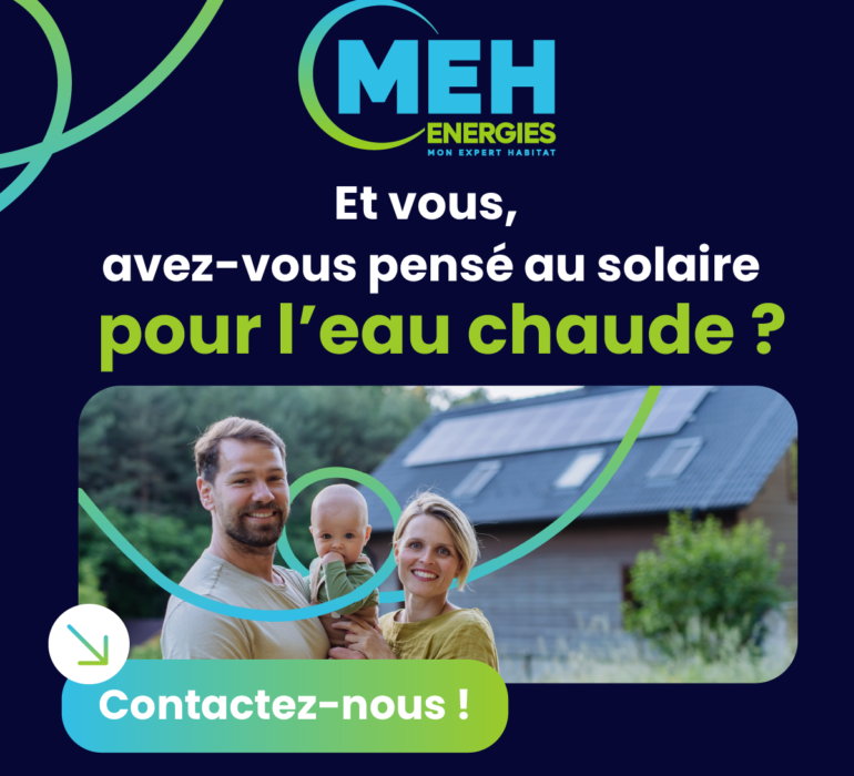 Famille devant une maison équipée de panneaux solaires thermiques pour la production d’eau chaude