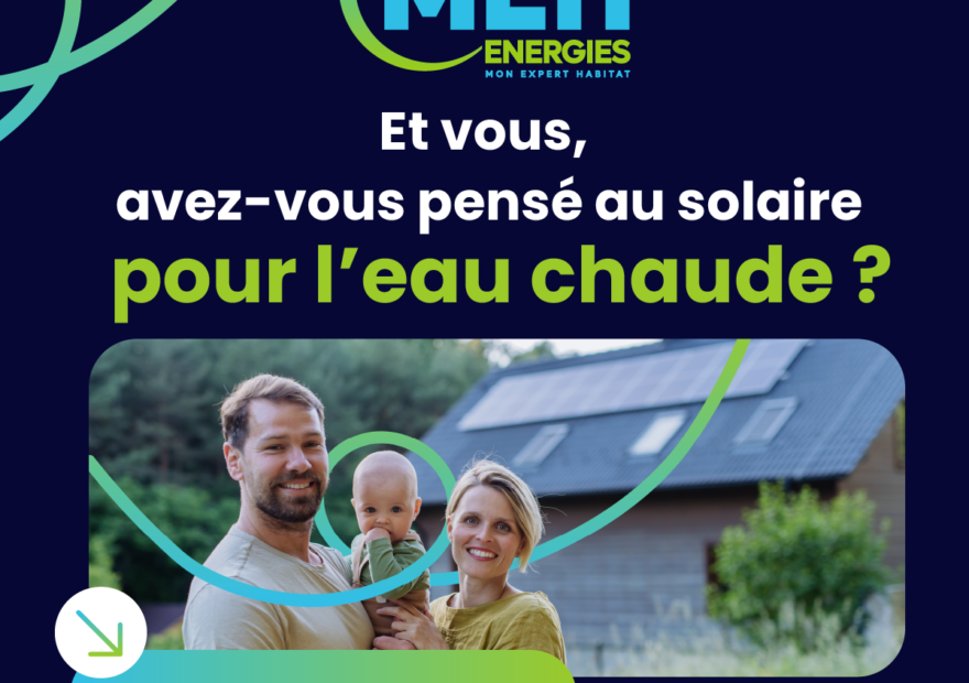 Famille devant une maison équipée de panneaux solaires thermiques pour la production d’eau chaude