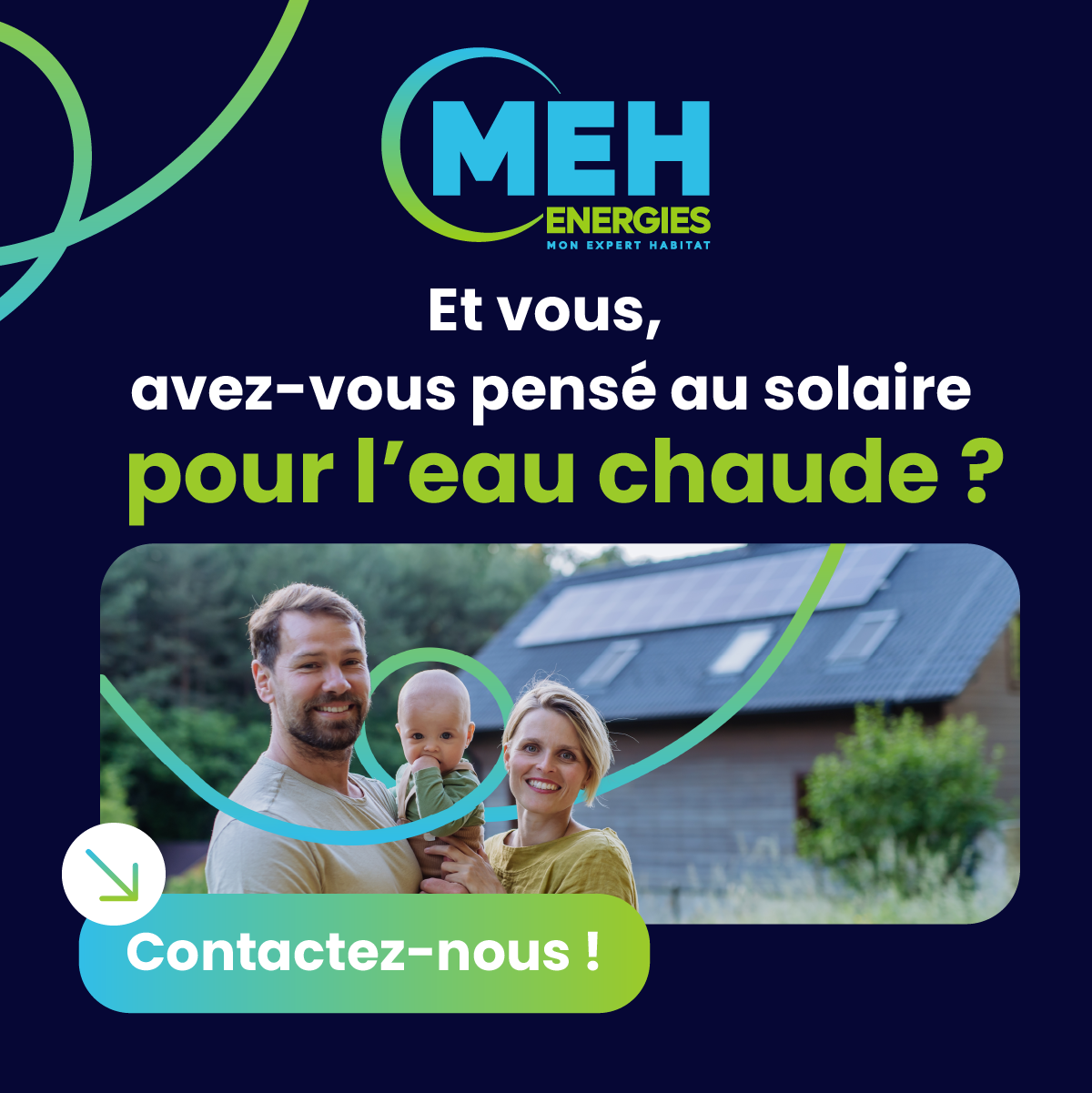 Famille devant une maison équipée de panneaux solaires thermiques pour la production d’eau chaude