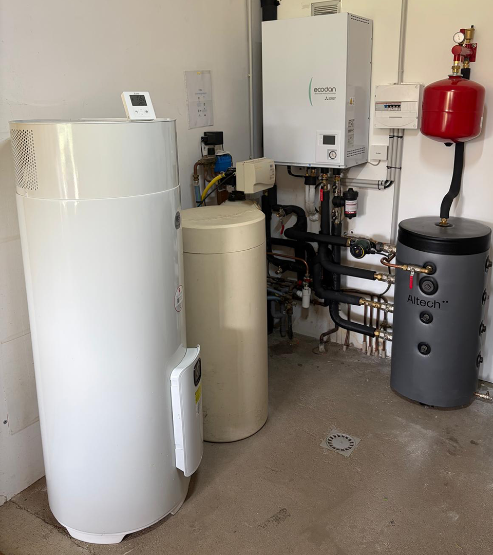 Installation intérieure d’une pompe à chaleur air/eau Mitsubishi Ecodan avec ballon d’eau chaude par MEH Énergies à Bourges