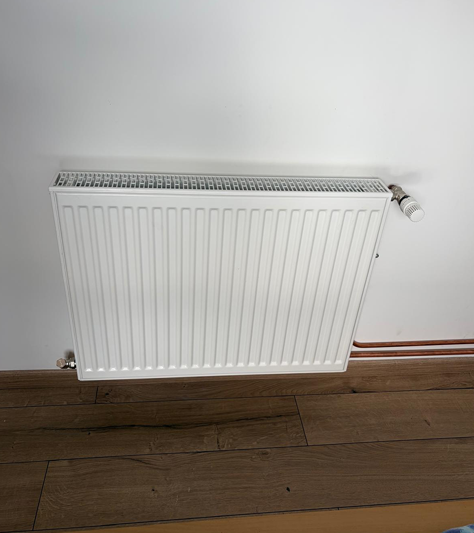 Radiateur de chauffage central installé par MEH Énergies dans une chambre