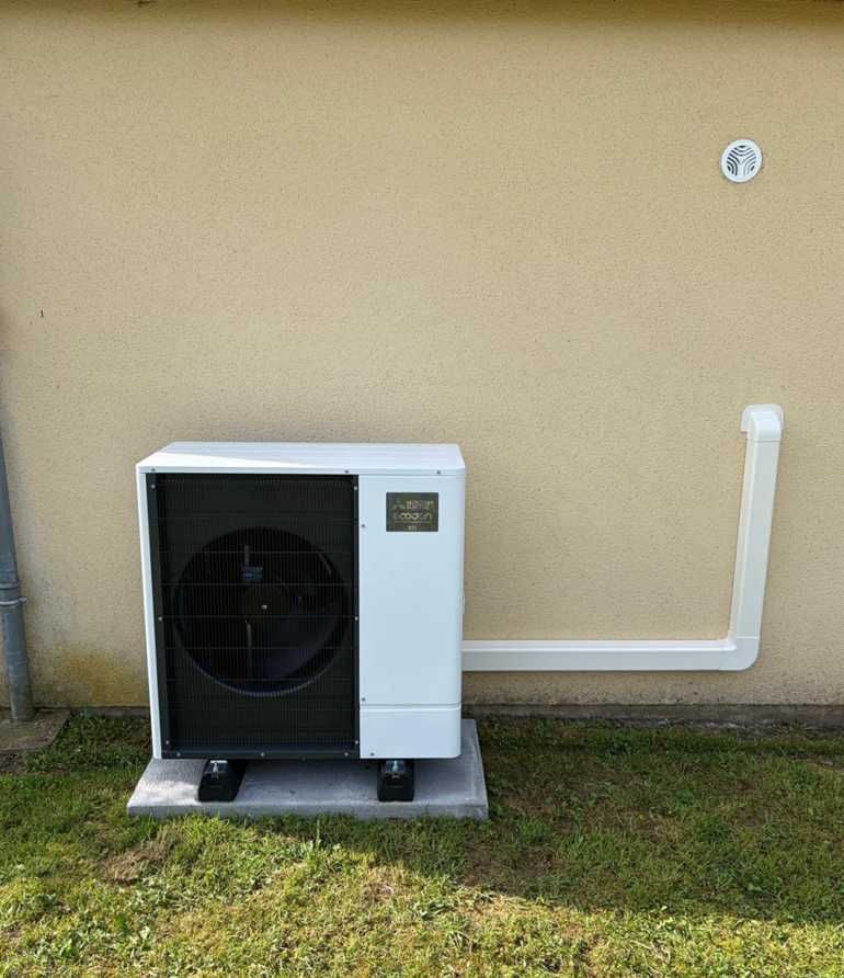 Pompe à chaleur extérieure Mitsubishi Ecodan installée à Bourges par MEH Énergies