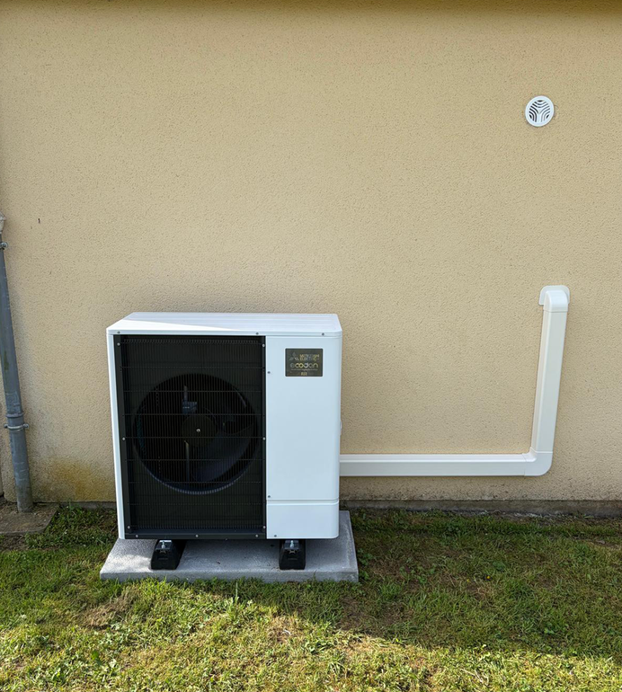 Pompe à chaleur extérieure Mitsubishi Ecodan installée à Bourges par MEH Énergies