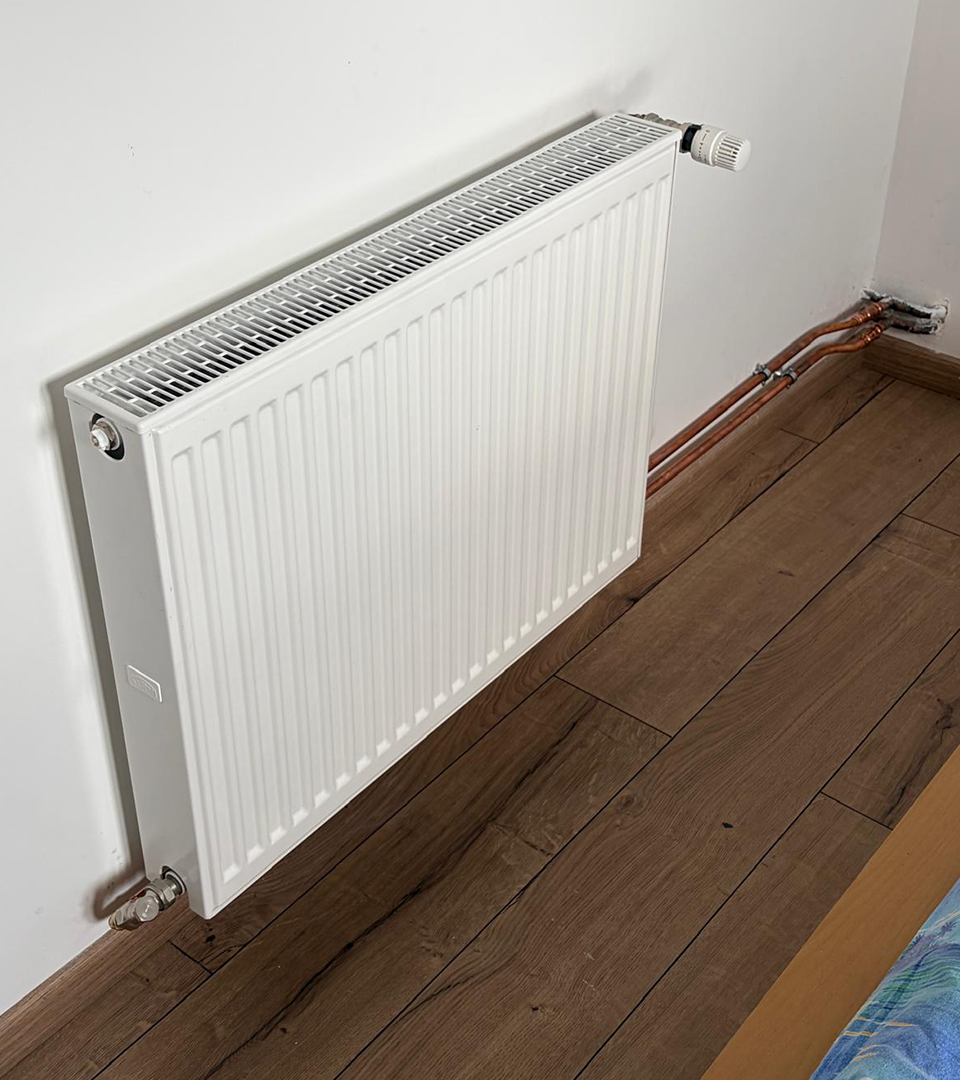 Radiateur avec raccordement cuivre installé lors d’une rénovation énergétique
