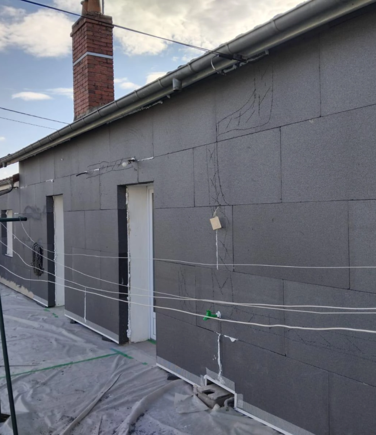 Isolation thermique par l'extérieur réalisée par MEH ÉNERGIES dans la Nièvre (58) avec pose d'isolant et finition enduit de façade