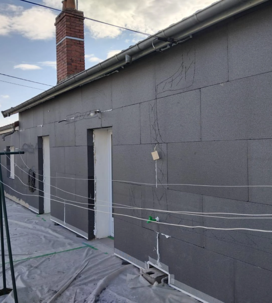 Isolation thermique par l'extérieur réalisée par MEH ÉNERGIES dans la Nièvre (58) avec pose d'isolant et finition enduit de façade