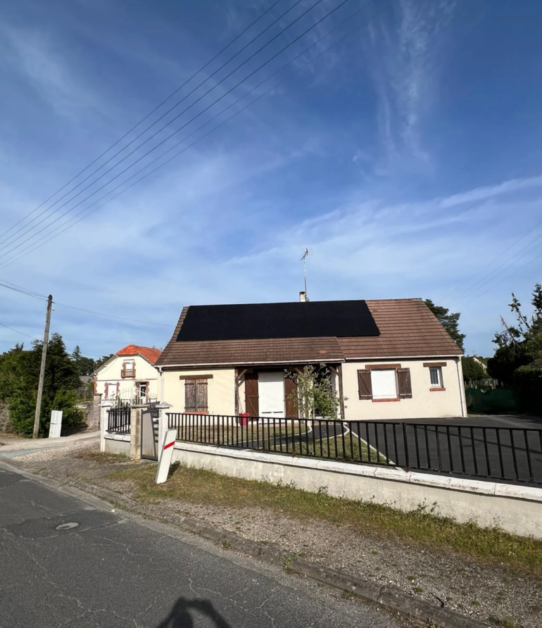 Installation de panneaux solaires avec batterie de stockage réalisée par MEH ÉNERGIES dans le Loir-et-Cher (41)