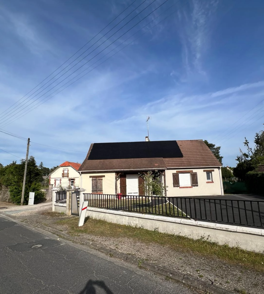 Installation de panneaux solaires avec batterie de stockage réalisée par MEH ÉNERGIES dans le Loir-et-Cher (41)