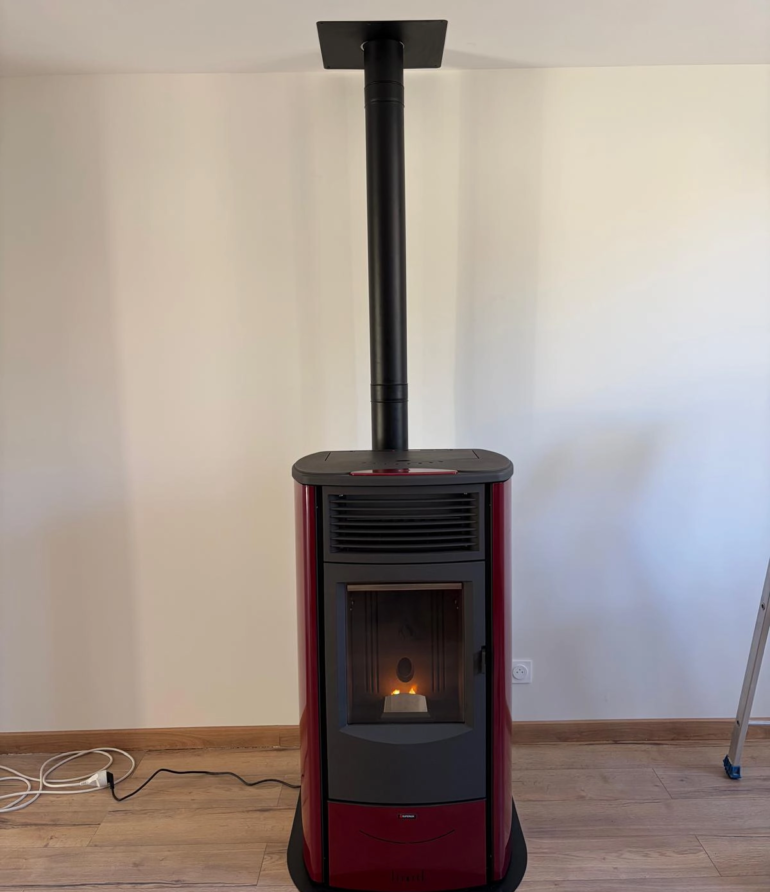 Installation d’un poêle à granulés avec conduit de fumée à Auxerre dans l’Yonne (89) réalisée par MEH ÉNERGIES pour améliorer le chauffage et les performances énergétiques du logement