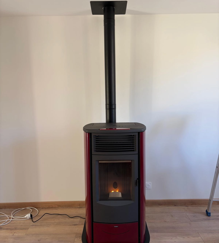 Installation d’un poêle à granulés avec conduit de fumée à Auxerre dans l’Yonne (89) réalisée par MEH ÉNERGIES pour améliorer le chauffage et les performances énergétiques du logement