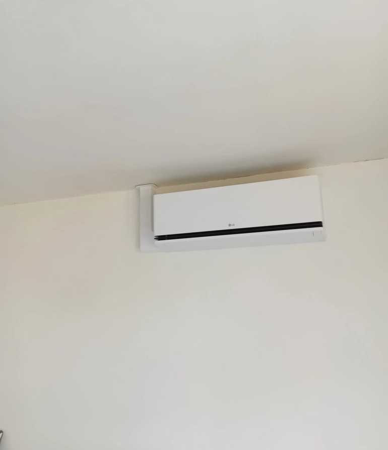 Unité intérieure de climatisation réversible LG installée dans une chambre de la Nièvre (58)