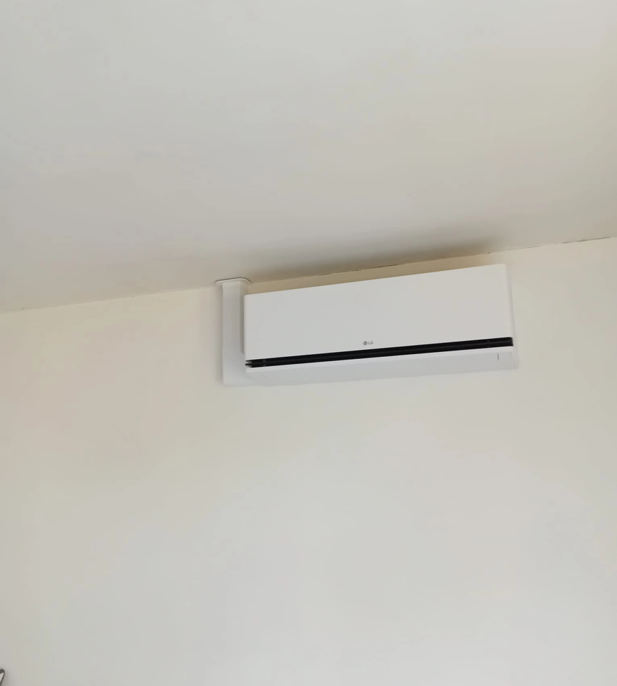 Unité intérieure de climatisation réversible LG installée dans une chambre de la Nièvre (58)