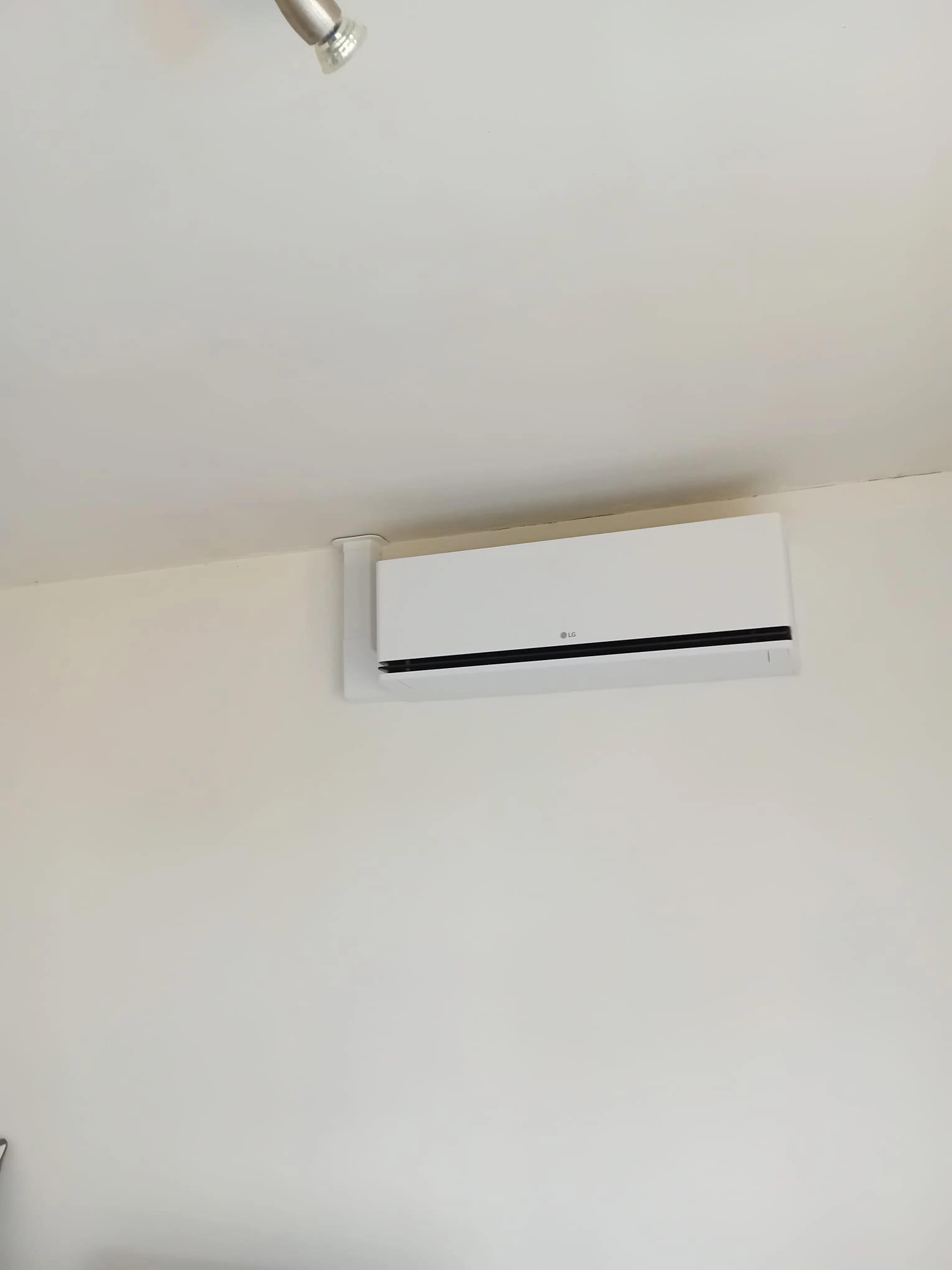 Unité intérieure de climatisation réversible LG installée dans une chambre de la Nièvre (58)