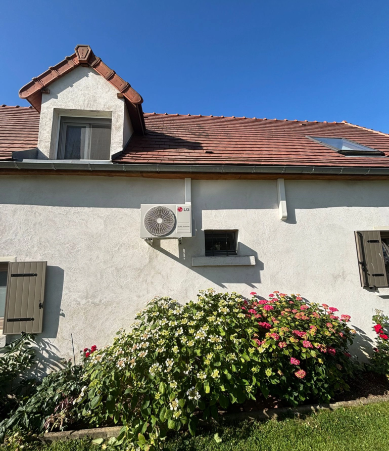 Vue extérieure de l'installation de climatisation LG sur une maison à Magny-Cours dans la Nièvre