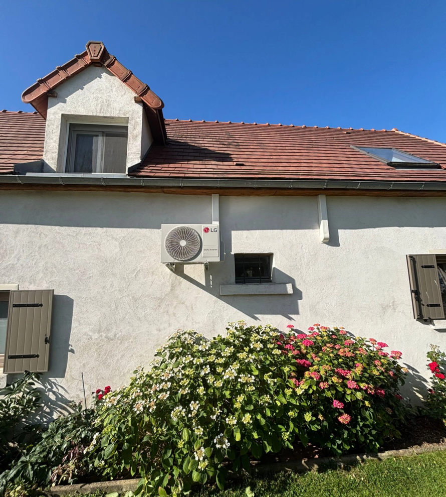 Vue extérieure de l'installation de climatisation LG sur une maison à Magny-Cours dans la Nièvre