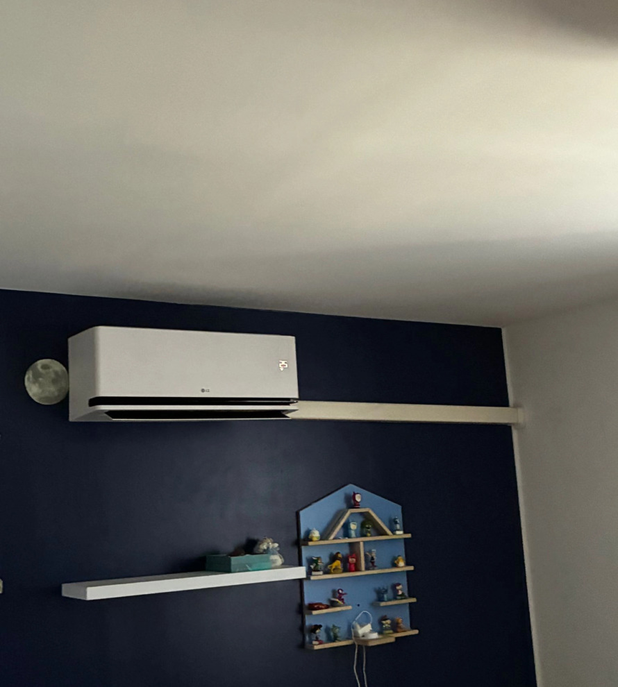 Unité intérieure de climatisation réversible LG installée à Clamecy